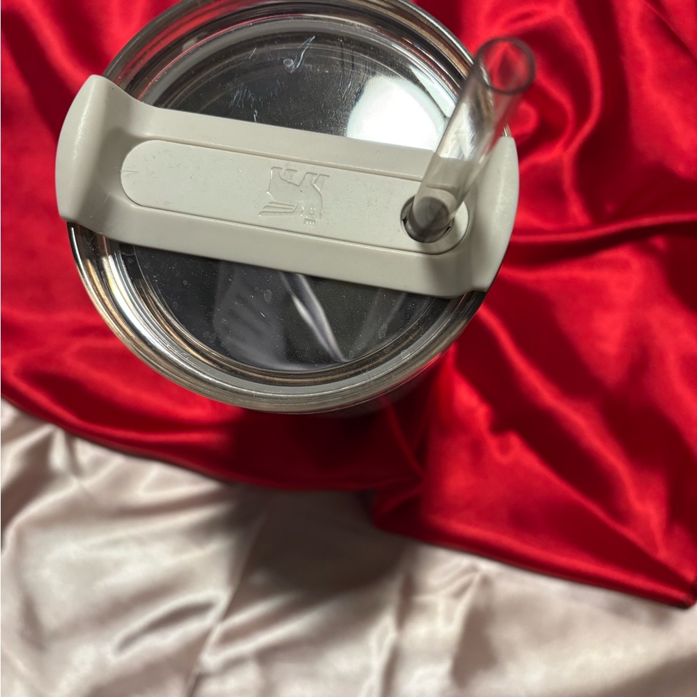 Stanley White Quencher H2.0 Tumbler 40 oz - Picture 6 of 12